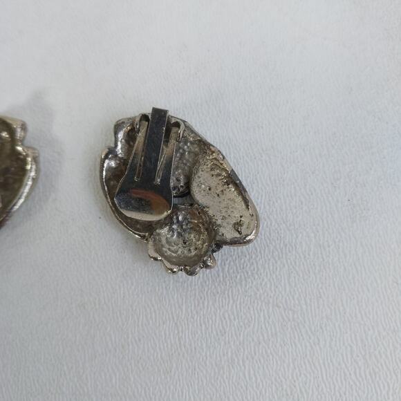 Vintage Silvertone Seashells Wings Shaped Clip on Earrings - Picture 5 of 6